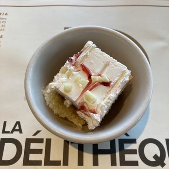 Delitheque - Strawberry cake - Delis Near Me - Montreal, Quebec