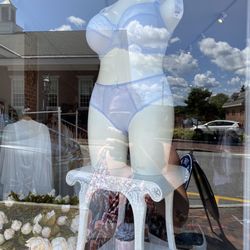 Over The moon - Beautiful window display with summer colors