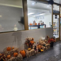 Erik’s Sweet Creations - Autumn decorations outside the store