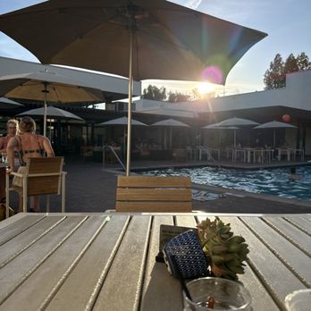 Poolside Grill - Seating area - Breakfast & Brunch Near Me - Palo Alto, California