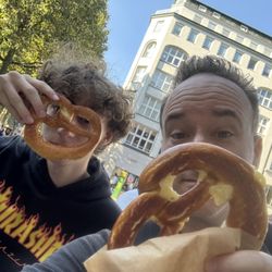 Brezelbäckerei Ditsch - Regular and Cheese Pretzel
