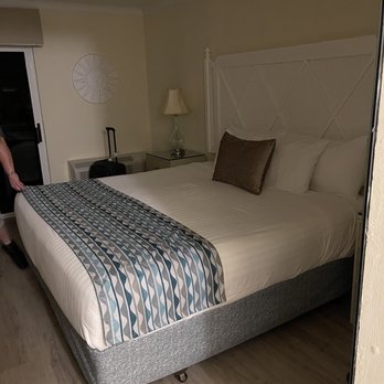 West Wind Inn - Clean and comfy bed - Hotels Near Me - Sanibel, Florida