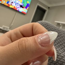 Diva Nails - The acrylic isn't all the way down/on the sides (it's applied like this on multiple fingers). Gonna need a fill sooner!