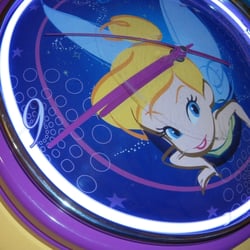 Mundo Maravillas - Una de mis compras recientes en este lugar. Un reloj grandote de Tinker Bell, prende con luz neón =)