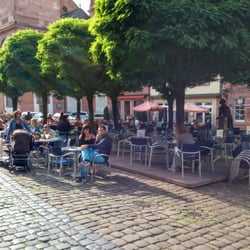 Cortina Eiscafé - Die blauen Stühle gehören zum Eiscafé