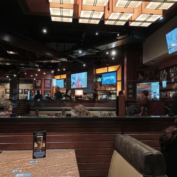 BJ's Restaurant & Brewhouse - Bar area - Pizza Near Me - Tukwila, Washington