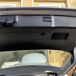 Look at the top right corner of the picture: it has a button for auto open and close of the tail gate. Look at the top right corner of the picture: it has a button for auto open and close of the tail gate.
