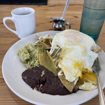 Esencia Urban Kitchen - Chilaquiles verdes - Cafes Near Me - Chicago, Illinois Esencia Urban Kitchen - Chilaquiles verdes - Cafes Near Me - Chicago, Illinois