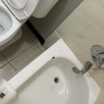 Motel 6 - Chipped tub. They make repair paint for that too. - Hotels Near Me - Shreveport, Louisiana