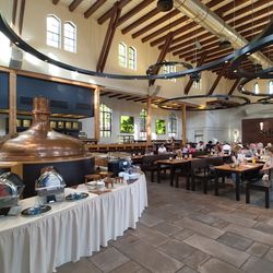 Brauhaus Schönbuch - Der hohe, moderne Gastraum leert sich schnell