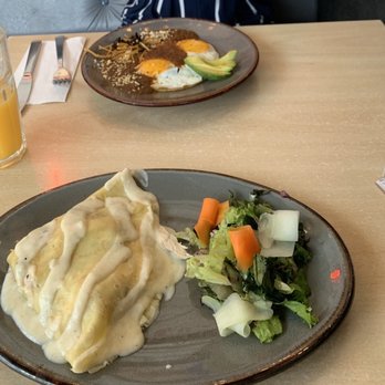 Restaurant Manyee - Huevos rancheros and chicken crepe with mushroom - Breakfast & Brunch Near Me - Cancún, ROO Restaurant Manyee - Huevos rancheros and chicken crepe with mushroom - Breakfast & Brunch Near Me - Cancún, ROO