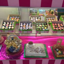 Cakes R' Us-Cakes and Confections - Only a few of Cakes R' Us's many designs