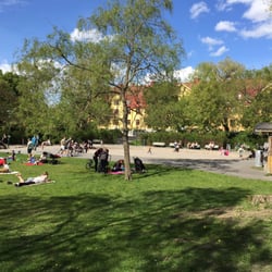 Svandammsparken - En liten plaskdamm för de minsta (ännu ej fylld, i maj).