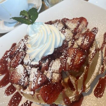 Pür & Simple - Strawberry waffle - Breakfast & Brunch Near Me - Whitby, Ontario