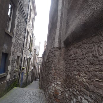 Royal Mile - A Close, a small, quaint alleyway that runs between two larger streets. - Landmarks & Historical Buildings Near Me - Edinburgh, EDH