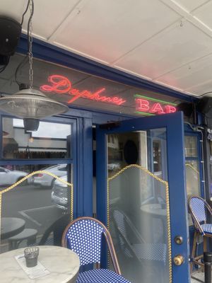 Daphnes Bar by null