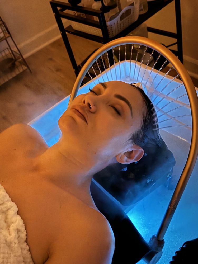 T&R Salon and Spa Logo