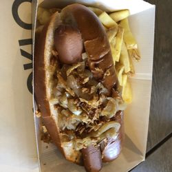 Warner Bros Studio Cafè - Vegetarian bratwurst dog