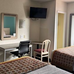 La Quinta by Wyndham-Clarksville - Guest room