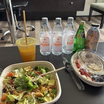Carrot Express - Fresh squeezed orange juice, La Mexicana salad, fresh fruit bowl with yogurt and granola - Salad Near Me - Doral, Florida