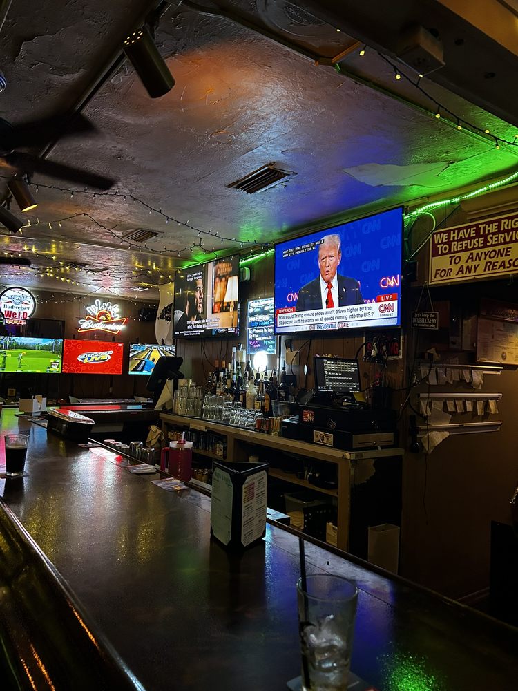 Wally's Pour House Image