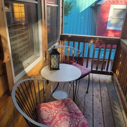 Elliott House Boutique Inn - Exterior sitting area