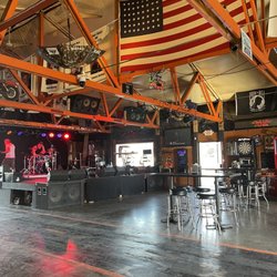 Cruisers Bar and Grill - Preparing for music