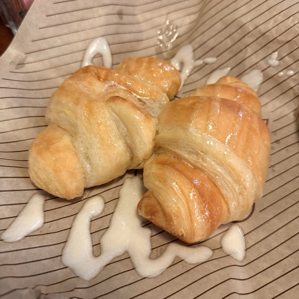 Cheddar's Scratch Kitchen - Honey Butter Croissants - Comfort Food Near Me - Fort Worth, Texas