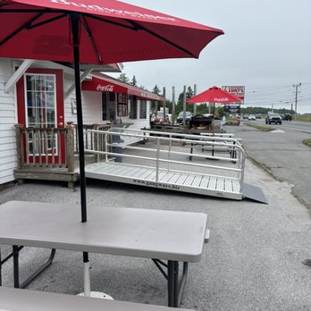 Gateway Lunt’s Lobster Pound - Outdoor seating - Seafood Near Me - Trenton, Maine