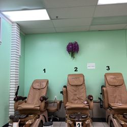 Savvy Nail Spa - Pedicure area