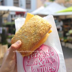 Kaas & Wijn - Delfts Goud on maïsbroodje with mustard dill sauce (3 €)