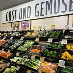 REWE City - Gemüse fein säuberlich einsortiert.