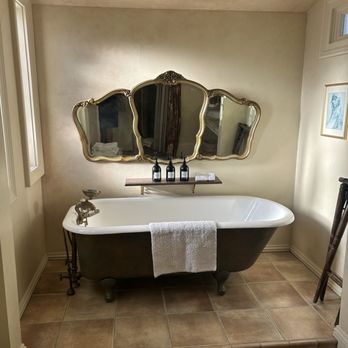 Brinnwood Bed & Breakfast - Victorian room claw tub. - Bed & Breakfast Near Me - Sutter Creek, California Brinnwood Bed & Breakfast - Victorian room claw tub. - Bed & Breakfast Near Me - Sutter Creek, California
