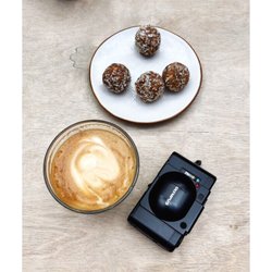 Kafé Magasinet - Cafe latte with chocolate balls