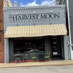 Harvest Moon Coffee And Chocolates - Quaint outdoor seating