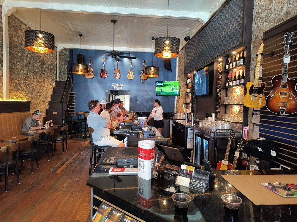 Six Strings Guitar & Lounge