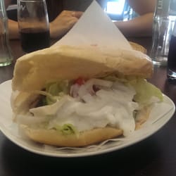 El Akawi - Muss ein Döner wirklich so aussehen? Knatschtrockenes Brötchen, zu einem Drittel lieblos gefüllt? Nein! (Im Dönermenü für 4,50€)