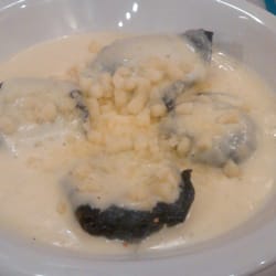 Moom Plaza - Sorrentinos de jamón y queso con masa a base de tinta de calamar con salsa de crema.