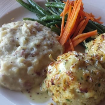 Rusty Scupper - Crabcakes and mashed potatoes at Rusty Scupper - Seafood Near Me - Baltimore, Maryland