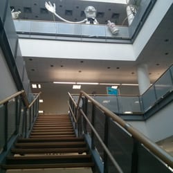 Anna-Seghers-Bibliothek - Aufgang zu den Obergeschossen....Sport!