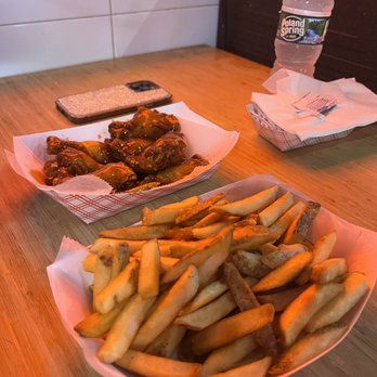 Dan & John's Wings - Spicy BBQ - 10 Traditional Wings - Chicken Wings Near Me - Brooklyn, New York