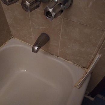Delaware Court Motel - Tub with old discolored sealant. - Hotels Near Me - Fleischmanns, New York Delaware Court Motel - Tub with old discolored sealant. - Hotels Near Me - Fleischmanns, New York