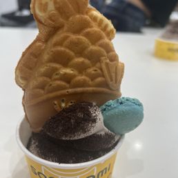 Black Sesame Taiyaki | Cookies & Cream Soft Serve | Cookies & Cream Topping | Macaroon Black Sesame Taiyaki | Cookies & Cream Soft Serve | Cookies & Cream Topping | Macaroon
