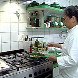 Tomates & Bananas - A chef Clarice Nishigaki na sua cozinha perfeita e branca...