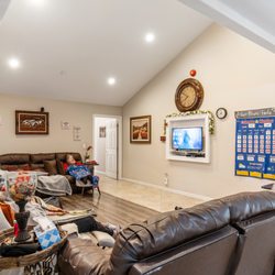 QUEEN'S HOME - QH 2  Family Room
