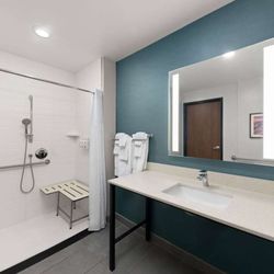 La Quinta Inn & Suites by Wyndham Yuma - Guest room bath