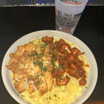 Broken Barrel Bar - Mac & Cheese - Sports Bars Near Me - Chicago, Illinois