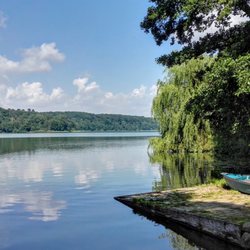 Café Farchauer Mühle - Der Blick über den Küchensee mit Bootsanleger