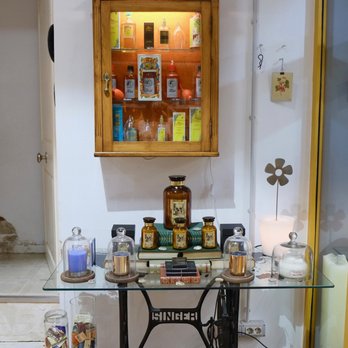 Isidro - La pared de las velas y los clásicos - Cosmetics & Beauty Supply Near Me - Barcelona, B