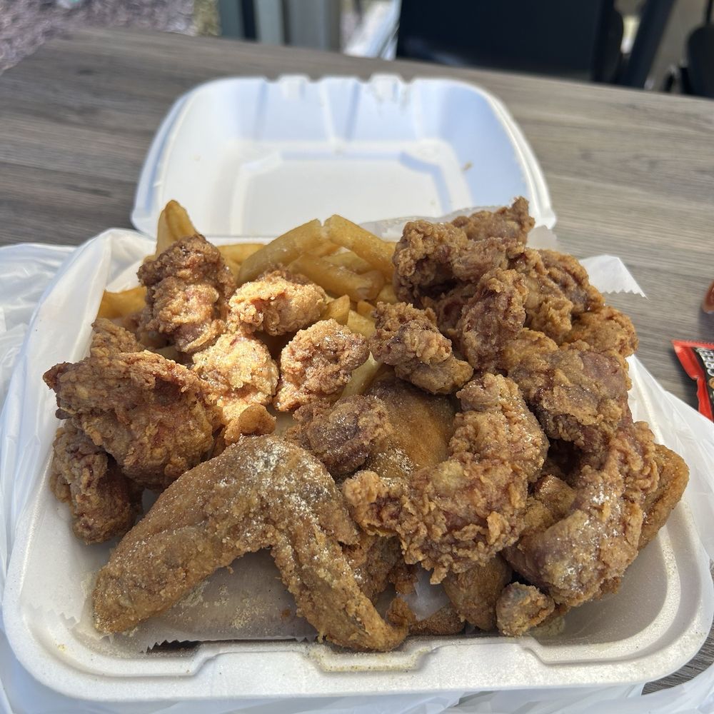 This is the Gizzards and Wings meal that comes with fries, slaw and a 12oz. Drink. A great value. This is the Gizzards and Wings meal that comes with fries, slaw and a 12oz. Drink. A great value.